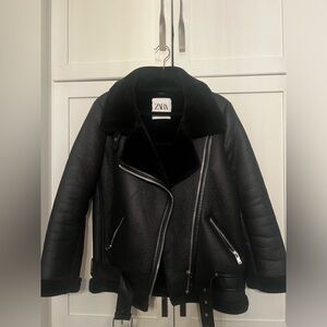 Zara black biker jacket. Faux fur collar